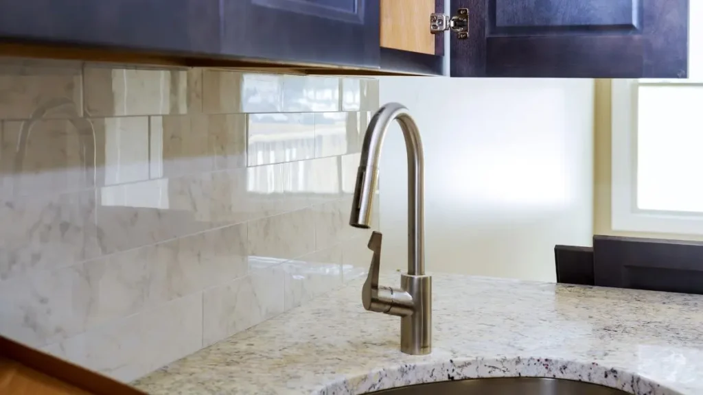 Wann der Einbau eines Wasserhahns bei einer Granitspüle fachlich notwendig wird