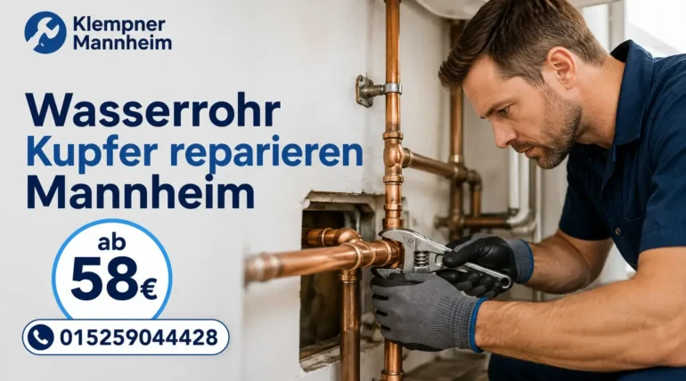 Klempner bei der Reparatur eines Kupferrohrs in Mannheim.