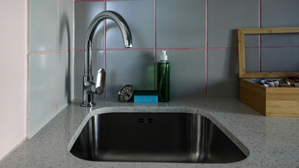 Wie das granit spüle wasserhahn einbauen präzise und spannungsfrei durchgeführt wird