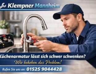 Installateur repariert eine schwer schwenkbare Küchenarmatur mit eingeblendeter Telefonnummer 01525 9044428.