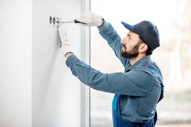 Der Fachmann sorgt für eine präzise und zuverlässige Montage des Thermostats.